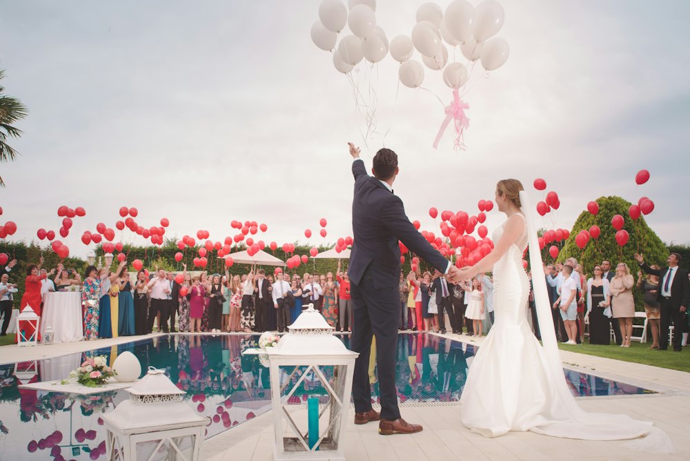 Novios con globos