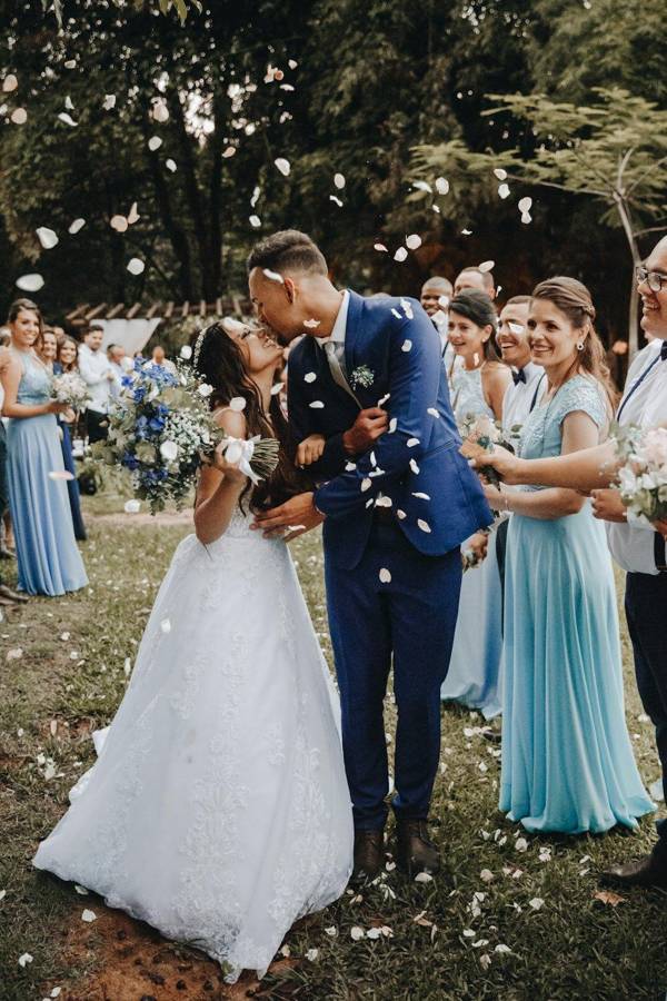 Salida de los novios entre pétalos