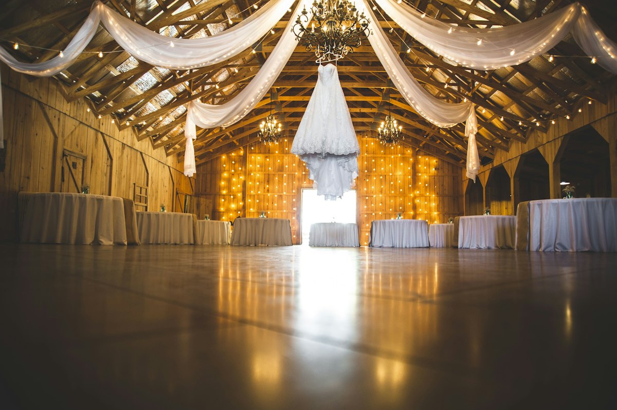 Salón de fiesta con luces cálidas