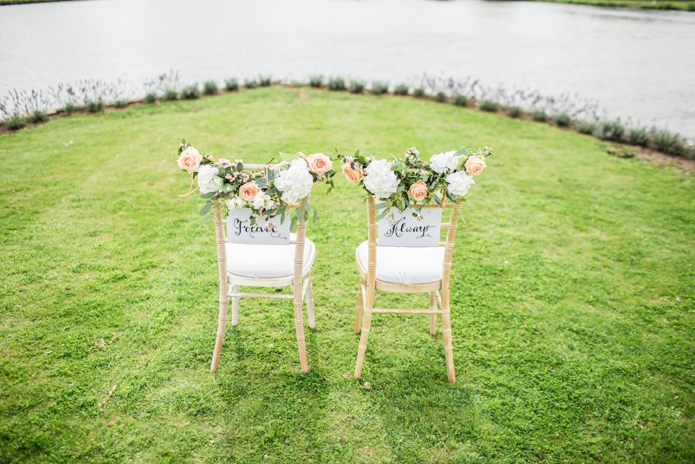 Sillas de los novios en el jardín